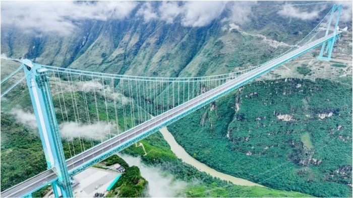 দুই ঘন্টার পথ ২ মিনিটে বিশ্বকে তাক লাগালো চায়নায় বিশ্বের সবচেয়ে উঁচু সেতু, দেখতে কেমন?(ভিডিও)